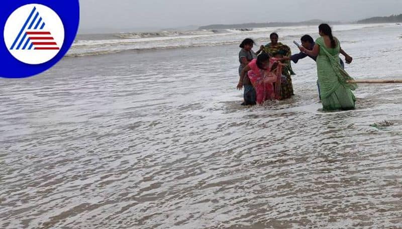 Tourists Hit by Sea Waves in Karwar  grg