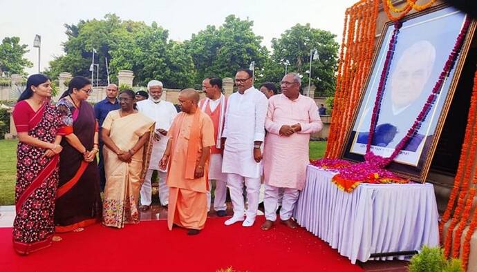 एनडीए राष्ट्रपति उम्मीदवार द्रौपदी मुर्मू पहुंचीं लखनऊ, सीएम योगी समेत इन नेताओं ने किया स्वागत 