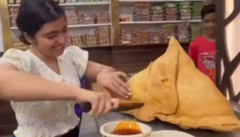 anybody eats this bahubali samosa within 30 minutes will get 51000 as prize 