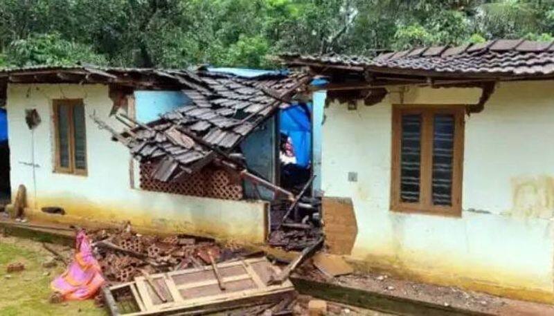 Houses Collapse Due to Continue Rain in Dharwad grg