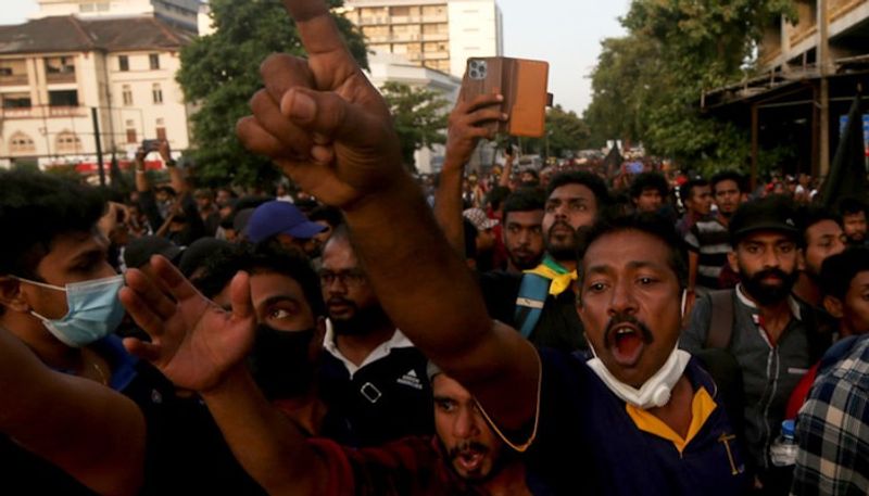 Sri Lanka: Hundreds of protesters break into President Rajapaksa's official residence snt