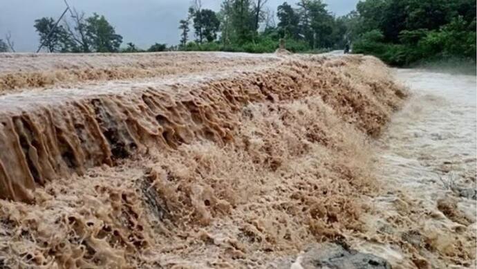 बारिश से उफान पर आई उत्तरकाशी में कमल नदी, तेज बहाव में बह गया ग्रामीण, 5 किमी की दूरी पर मिला शव