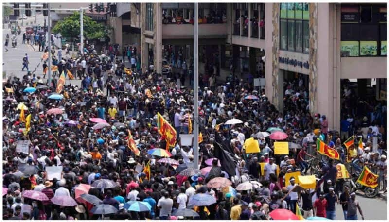 couple share their love in between srilanka protest gone viral