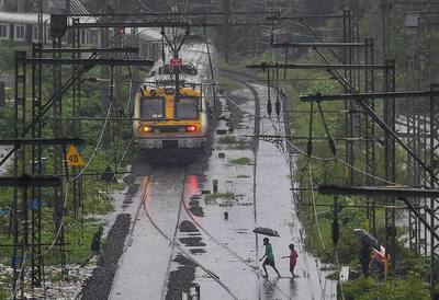 कहीं रेवले ट्रैक में भरा पानी तो कहीं जलमग्न हुई सड़कें, देखिए फोटो कैसे बारिश ने मचाया कई राज्यों में तांडव 