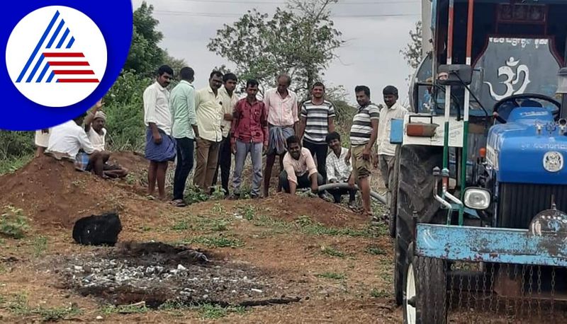 villagers put water in the mouth of the dead body for rain in vijayapura gvd