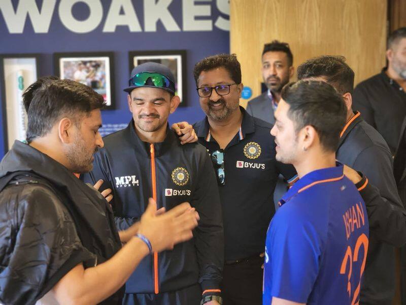 IND vs ENG 2022, Birmingham/Edgbaston T20I: MS Dhoni interacts with Team India post series win against England (PICTURES)-ayh