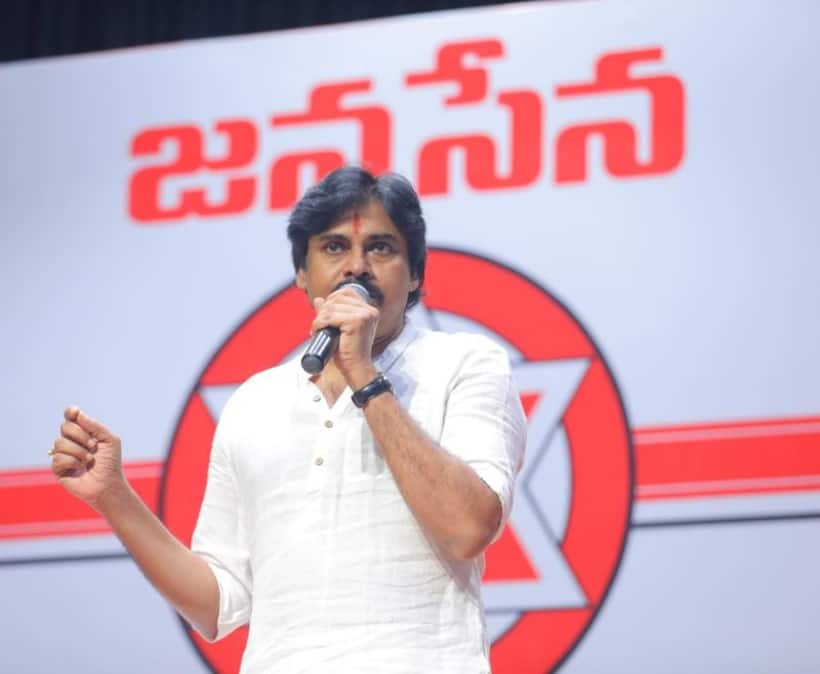 అభ్యర్థులకు బీ ఫామ్స్ ఇచ్చిన జనసేనాని.. బరిలో నిలిచిన వారు వీరే..