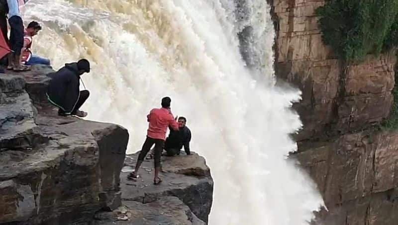 tourists posed to selfie In danger Places at Gokak Water Falls rb