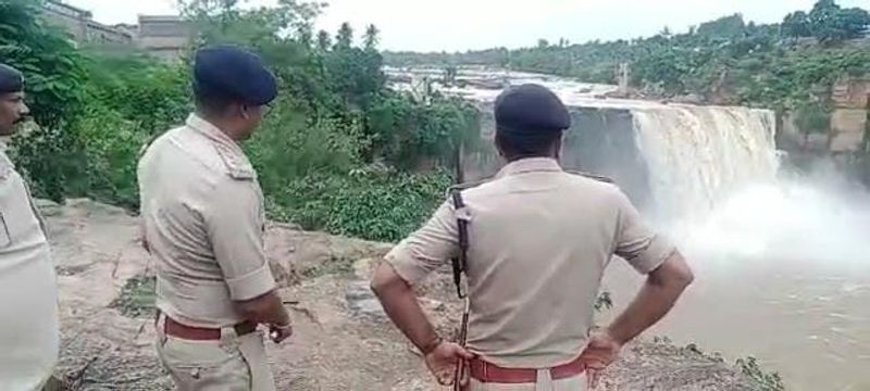 Police Prohibit Tourists from Going to Gokak Falls in Belagavi grg