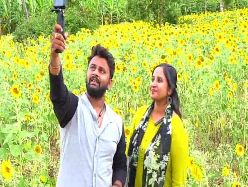 tourists posed to selfie Photo With sunflower at Chamarajnagar rbj