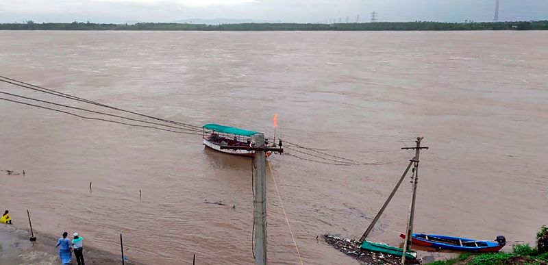 Water level in river Godavari rising at Bhadrachalam lns 