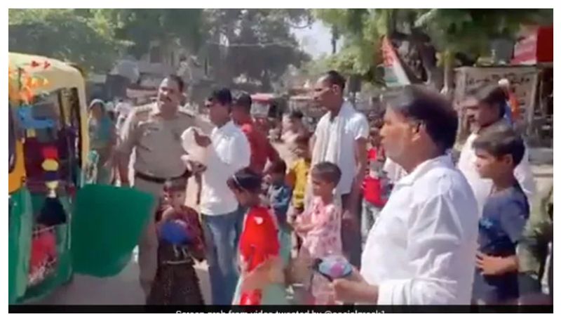 UP Cops Stop Autorickshaw, Find 27 Passengers Inside