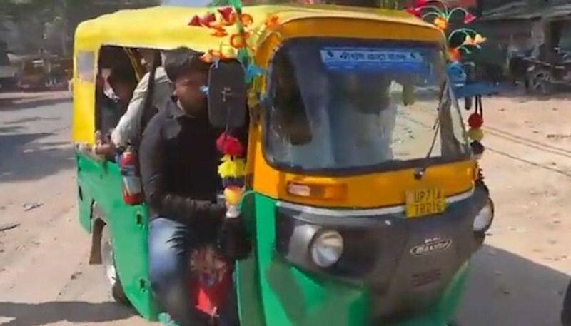 27 passengers in an autorickshaw in UP; cops stunned