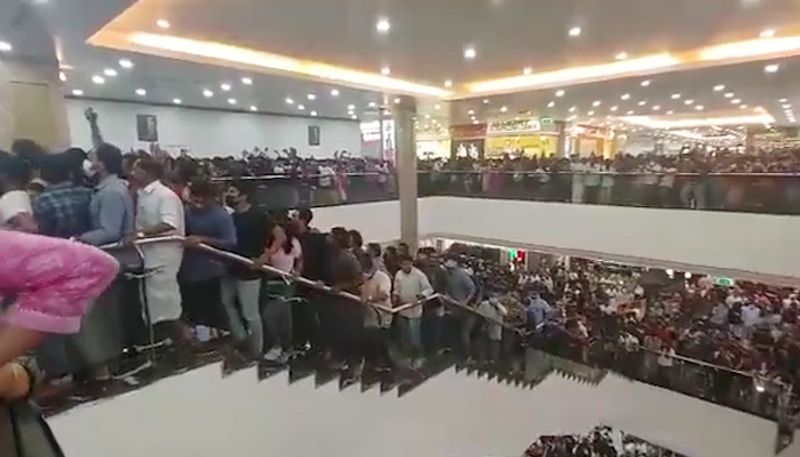 Watch Huge crowd throng Kerala's Lulu Malls for midnight sale-tgy