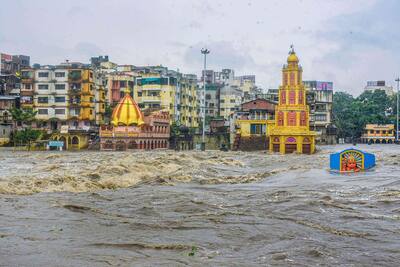 जलमग्न हुआ नासिक: 7 तस्वीरों में देखिए गोदावरी नदी का विकराल रूप, डूब गए सारे मंदिर