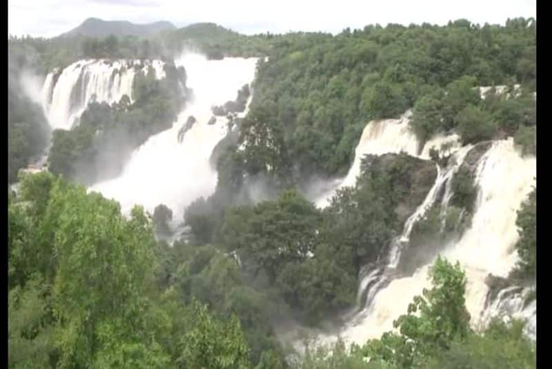 the scenic beauty of Barachukki Waterfalls  rbj