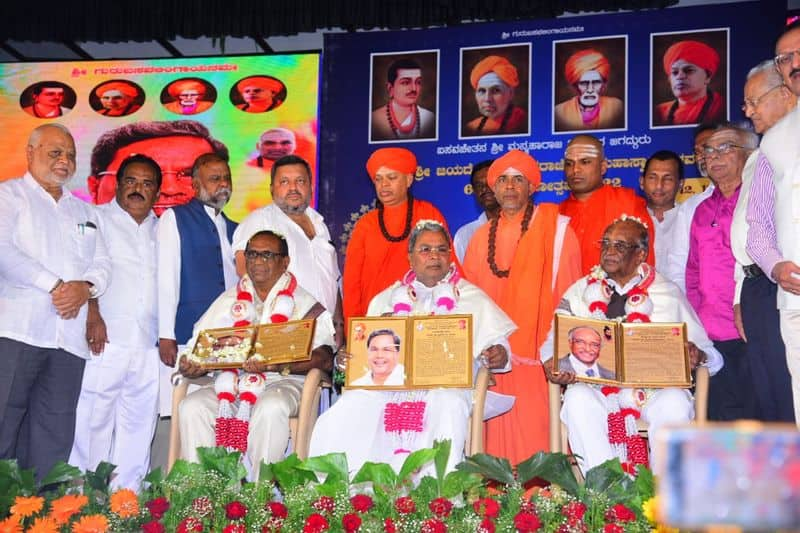 Davanagere Shiva Yogi Mutt honored jayadeva shri award to Siddaramaiah rbj