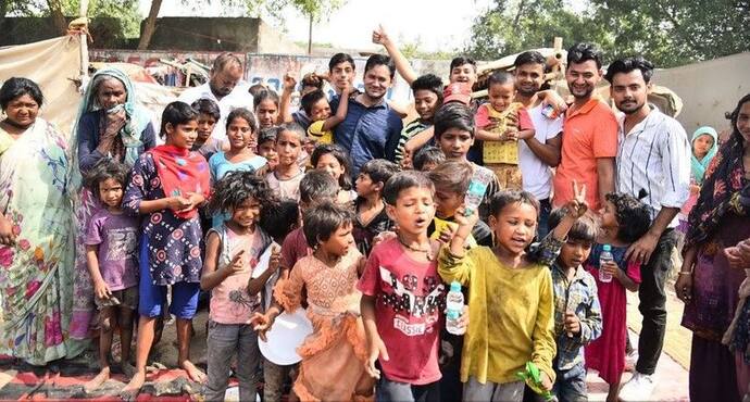 अनोखी पहल: काम ढूंढ़ने आ रहे प्रवासी मजदूरों को काम मिलने तक कराते हैं मुफ्त भोजन