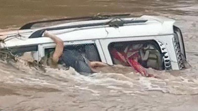 Family Travelling In A jeep Drowned In Flash Flood In MP pod