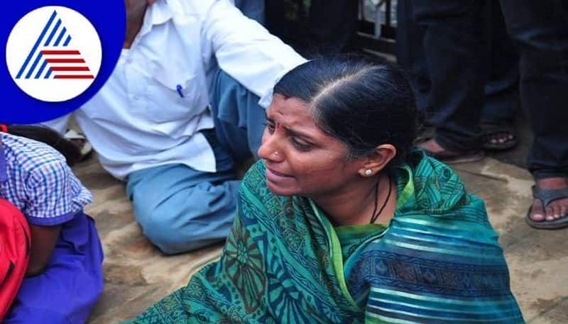 Woman Held Protest In front of DC Office in Chitradurga grg