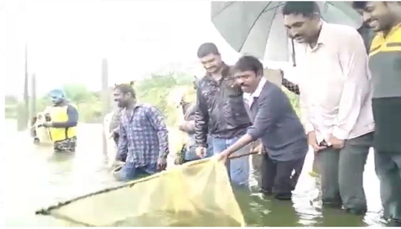 manakondur trs mla rasamayi balakishan catches fishes with fishermen