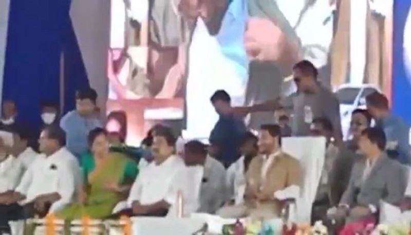 CM YS Jagan wearing auto wala uniform in YSR Vahana Mitra programme