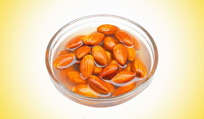 why Soaked almonds are better than raw almonds