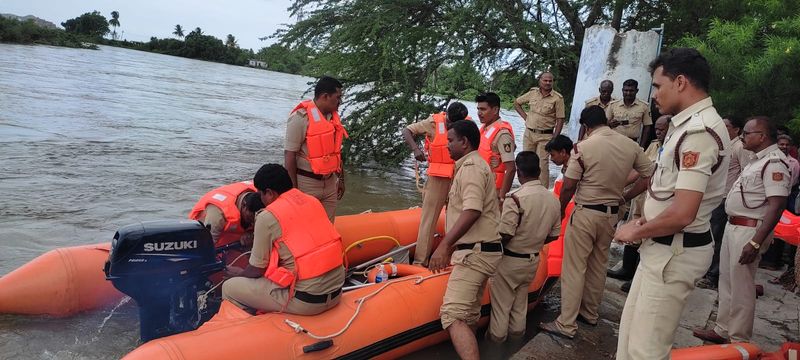 priest washed away in tungabhadra river at Raichur akb