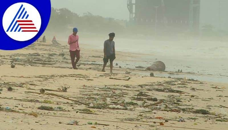 People Searching For Gold in Malpe Beach at Udupi grg 