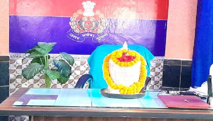 मऊ: सावन में पुलिस थाने में लाकर रखा गया 50 किलो का शिवलिंग, जानिए क्या है पूरा मामला 