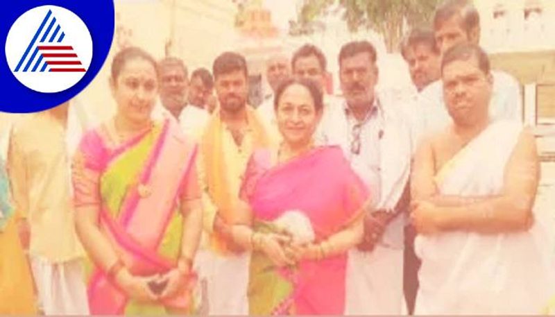 CM Basavaraj Bommai's Wife Chennamma Perform Pooja in Mahamaaya Devi at Kuknoor grg