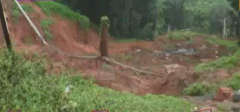 Heavy Rain in Sringeri Road washed away near Neralakodige hls 