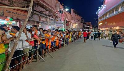 सावन के पहले सोमवार पर काशी विश्वनाथ में सुबह से ही भक्तों की भीड़, आप घर बैठे इन फोटोज से करें दर्शन