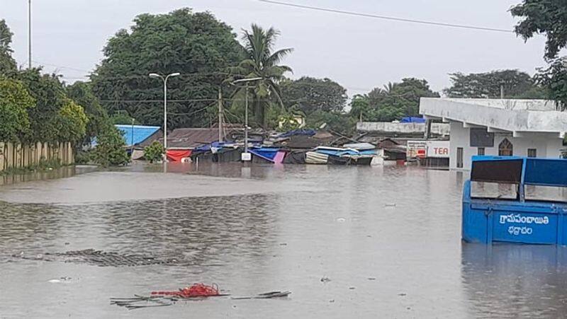 A government school in the Seoni district was flooded with rainwater it looked like a swimming pool