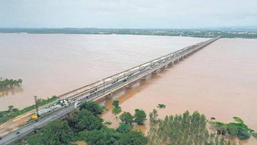 గోదావరికి పెరుగుతున్న వరద ఉధృతి.. భద్రాచలం వద్ద కొనసాగుతున్న రెండో ప్రమాద హెచ్చరిక