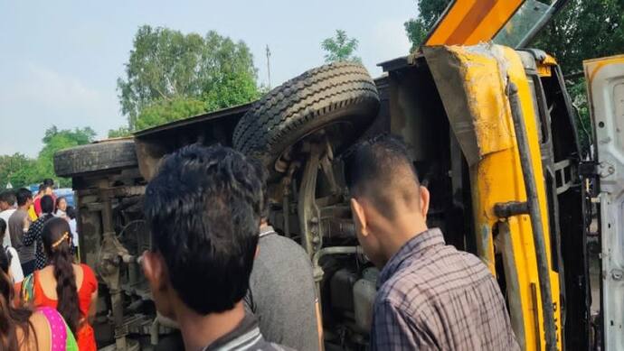 मोबाइल पर बात करते हुए ड्रायवर तेजी से चला रहा था स्कूल बस,अनकंट्रोल खोकर बीच सड़क में पलटी, मची चीख पुकार