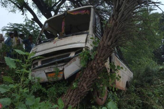 एक पेड़ ने 25 लोगों को मरने से बचाया, जो खतरनाक तस्वीरें सामने आईं उससे मौत निश्चित थी, देखने वालों के उड़े होश