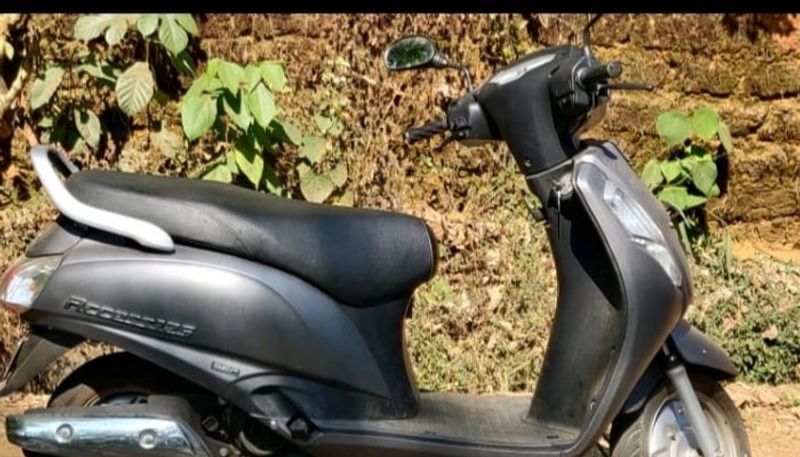 un identified youths snatches money kept inside scooter kozhikode 