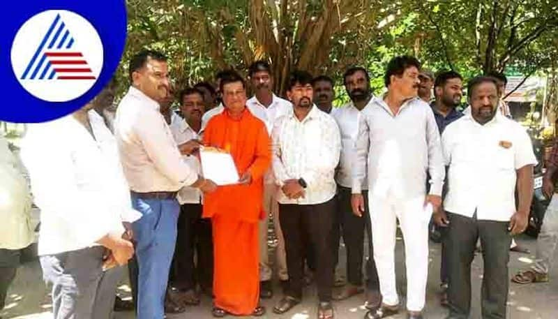 Shadaksharamuni Swamiji protested Sadashiva report on his birthday chitradurga rav