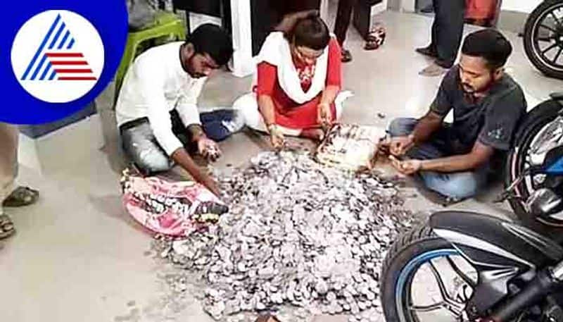 West Bengal traders purchase Motor cycle by paying coins of  Rs 1-5 lakh