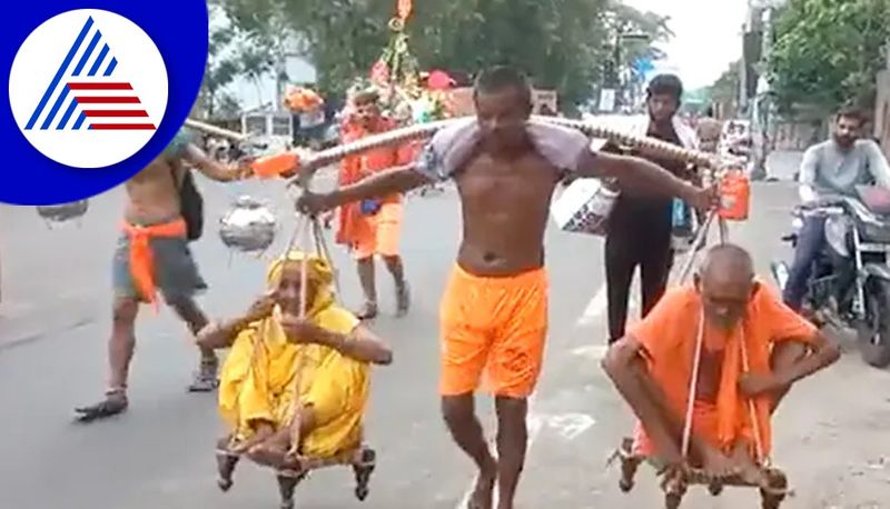 video of man goes viral who Carries his Old Parents On Shoulders For Kanwar Yatra akb