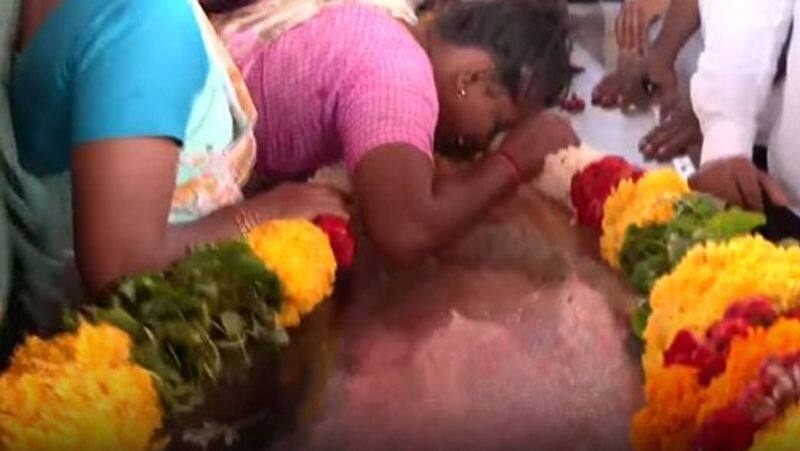 Kallakurichi girl suicide... A crying mother beat her chest at her daughter's funeral