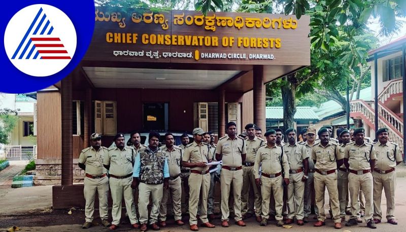 Protest by forest department staff in front of CCF office in Dharwad gvd