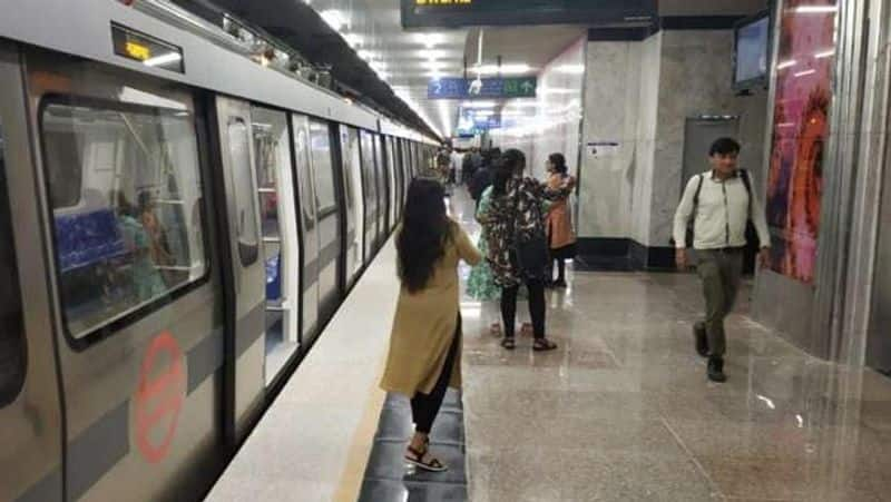 Delhi women dies after saree stuck at Metro Door while deboarding ckm