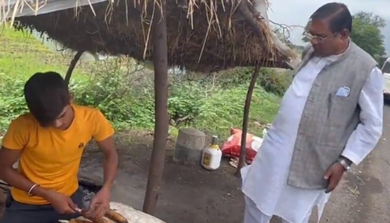 For Haggling Over 15 Corn,  Central Minister Is Roasted Viral Video