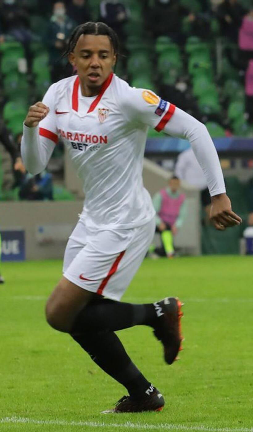 Jules Kounde holds out on Chelsea transfer; waiting for Barcelona move after Xavi phone call
