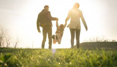 Parent's Day-র শুভেচ্ছা বার্তায় প্রকাশ পাক ভালোবাসা ও শ্রদ্ধা, জেনে নিন কী কী লিখবেন