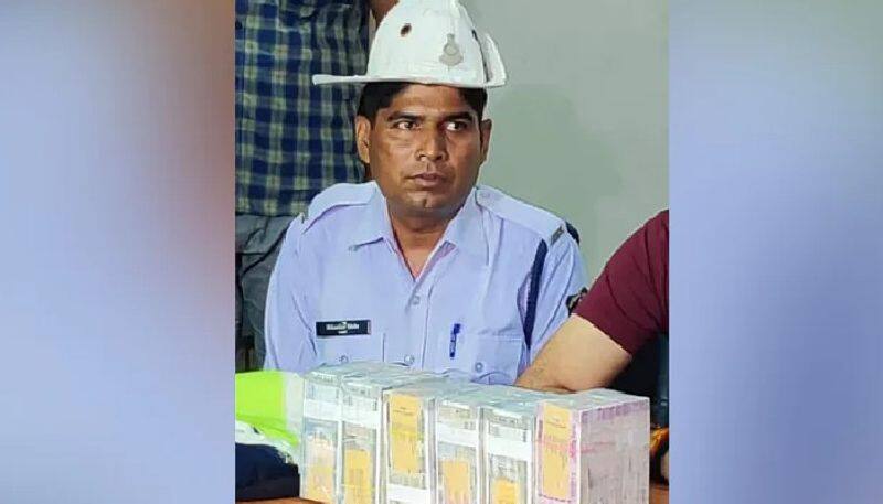 traffic policeman sets model by returning 45 lakh which he got from roadside 