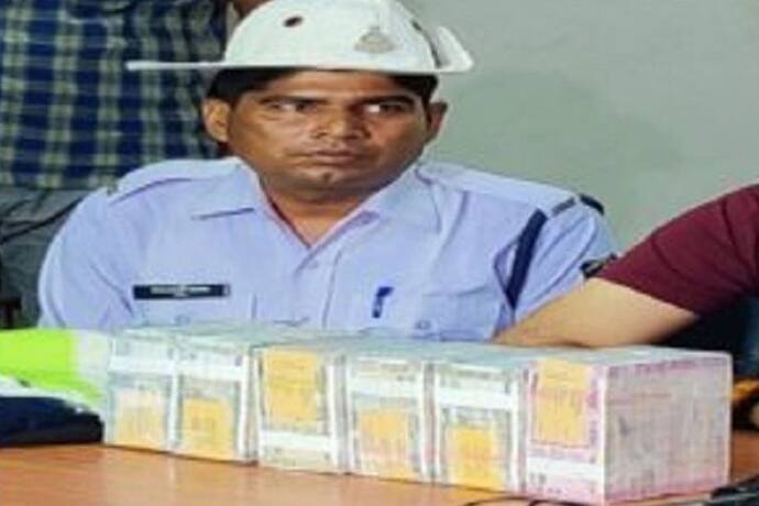 सड़क पर पड़ा था बैग, पुलिस जवान ने खोला तो निकले 45 लाख रुपए, फिर जो किया वो दिल छू गया