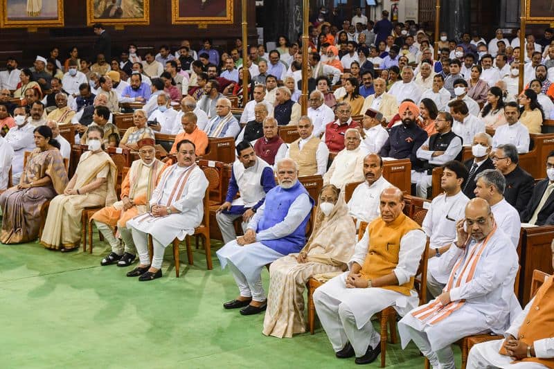 PM Modi Warm Gesture Of Picking Up former  President  Pratibha Patil Handkerchief.. viral video